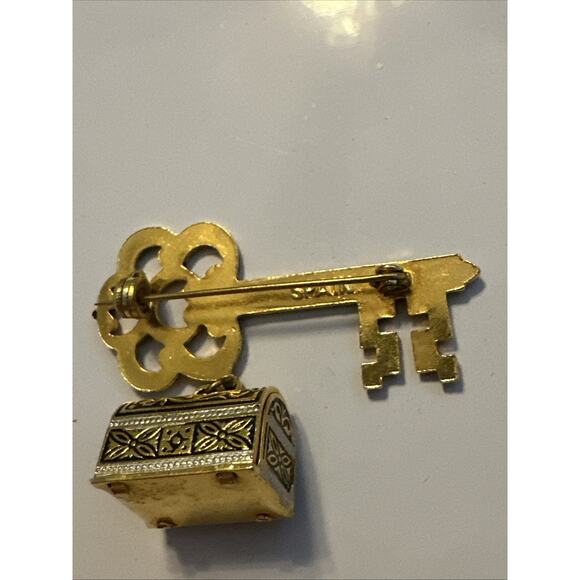 Vintage 2" Damascene Gold Tone Key Treasure Box on Chain Brooch Pin Made Spain - Picture 7 of 7